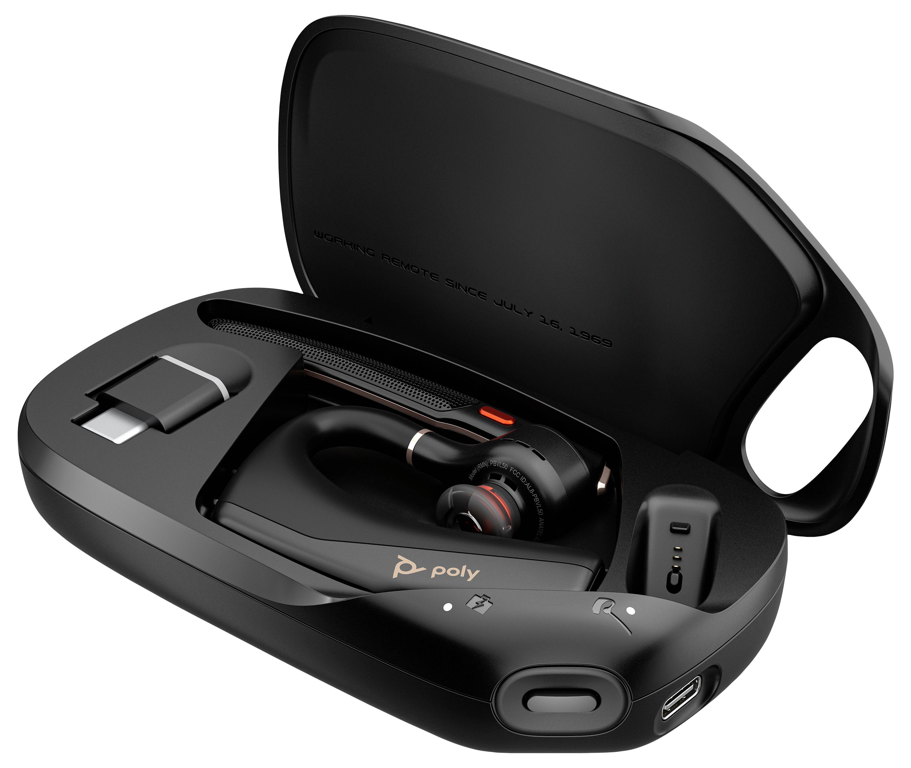 Černé sluchátka Bluetooth v otevřeném pouzdru na nabíjení s indikátorem LED a portem pro nabíjení, určená pro pohodlnou přenosnost.