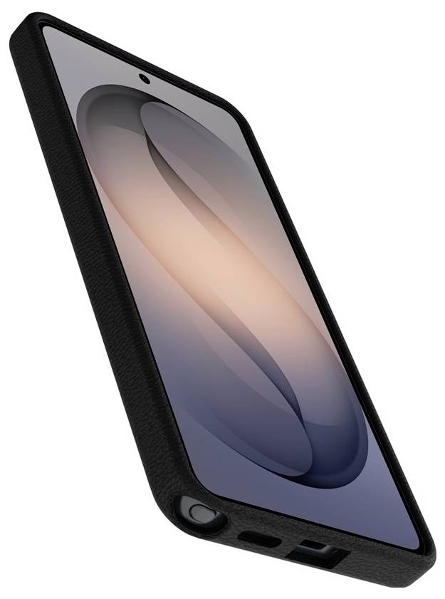 Smartphone v černém ochranném pouzdru zobrazený z úhlu se zapnutou obrazovkou a malým výřezem přední kamery.