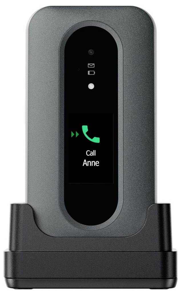 Černé mobilní zařízení v nabíjecím stojanu zobrazuje na obrazovce zprávu „Volej Anne" se zelenou ikonou telefonu, která indikuje aktivitu hovoru.