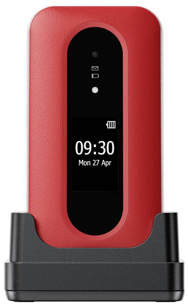 Červený klopný telefon s digitálním displejem zobrazujícím '09:30 Pon 27 dubna' leží v černém nabíjecím stojanu. Telefon má ikony pro oznámení a baterii.