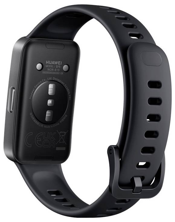 Obrázek ukazuje pohled zezadu na černý fitness náramek Huawei s vyobrazením snímače a podrobností výrobce na spodní straně.