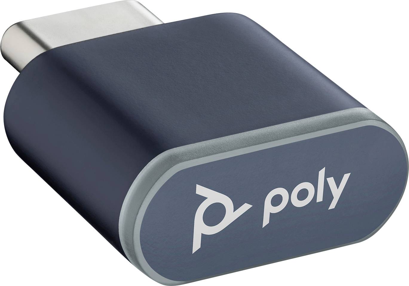 Tmavě šedý adaptér USB Type-C s textem "poly" na jeho straně. Adaptér je umístěn v úhlu, což zdůrazňuje jeho kompaktní design.