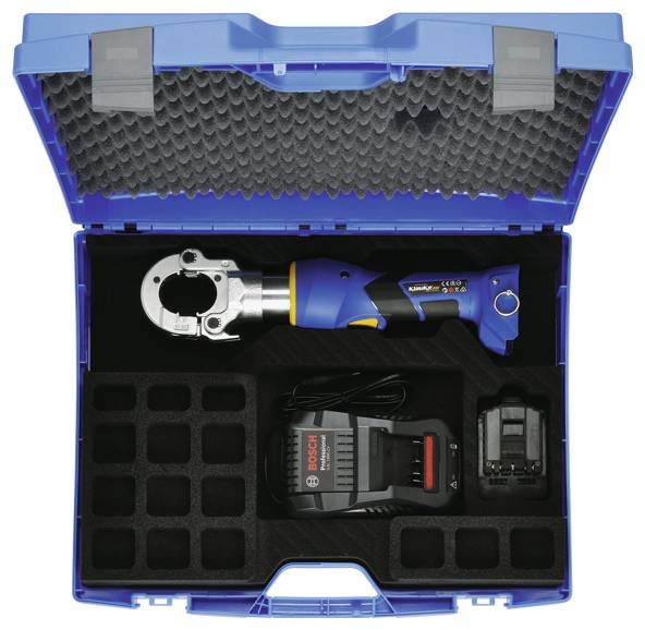 Otevřená modrá krabice L-BOXX s hydraulickým crimp nástrojem na vrcholu, nabíječkou baterie a úložnými přihrádkami v pěnových vložkách.