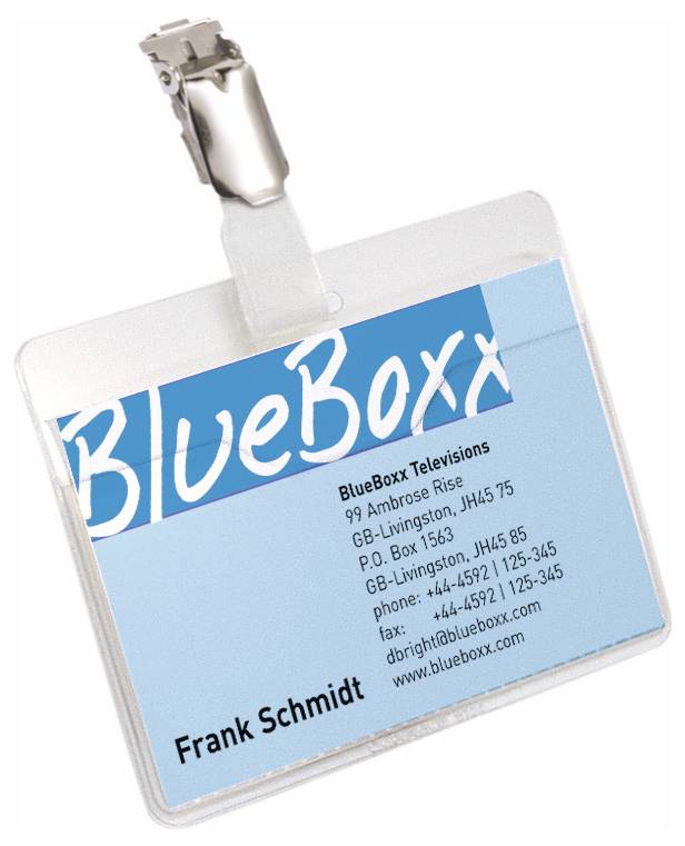 Jmenovka s nápisem „BlueBoxx Televisions" a kontaktními údaji, včetně adresy, telefonního čísla a e-mailu. Jméno: Frank Schmidt.