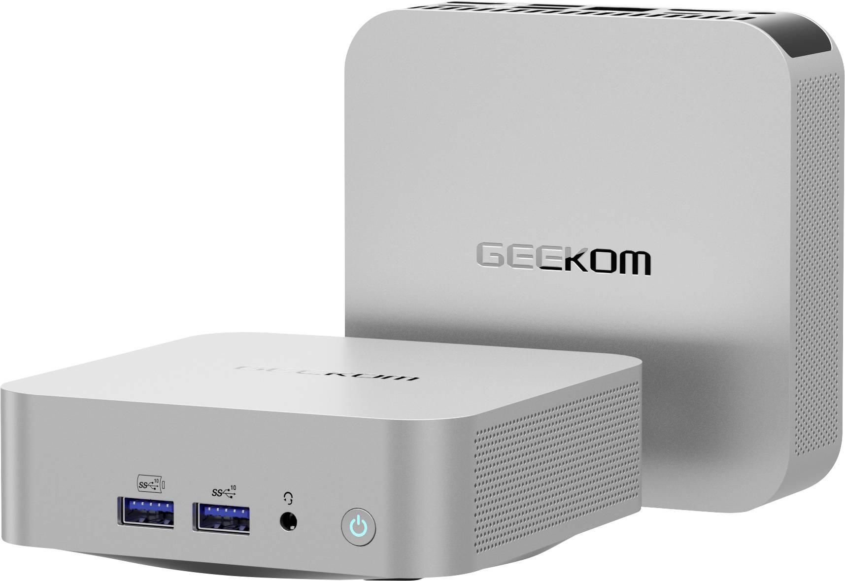 Dva stříbrné mini počítače GEEKOM zobrazené v úhlu, jeden čelně orientovaný s porty USB, audio jackem a tlačítkem napájení; jeden stojící za ním.