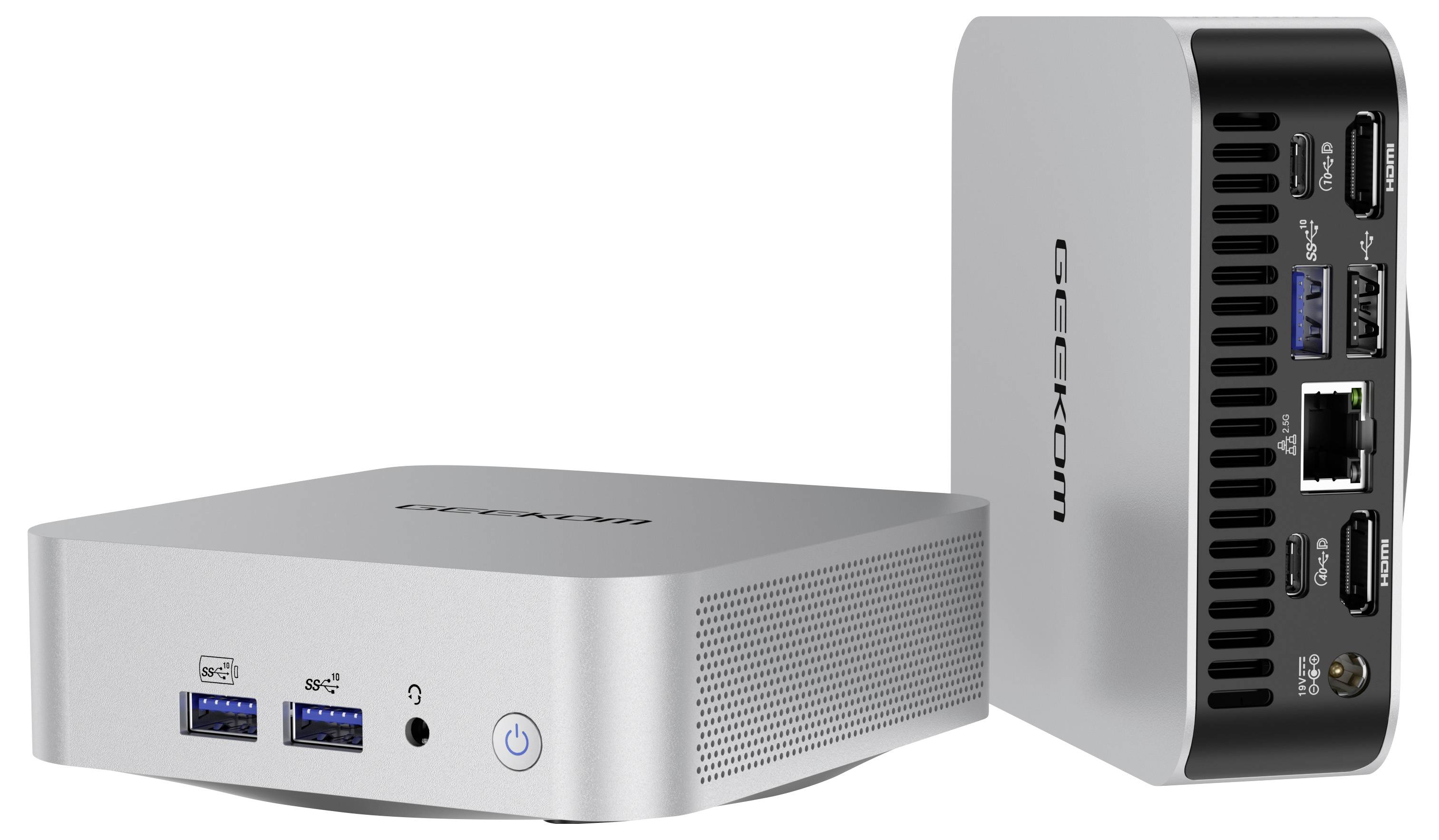 Dva malé stříbrné mini počítače Geekom zobrazené zepředu a zezadu s viditelnými porty USB, jackem na sluchátka, tlačítkem napájení, konektorem Ethernet a připojením HDMI.