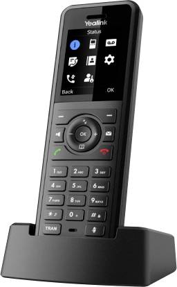 Černý bezdrátový telefon Yealink na nabíjecím stojanu s digitálním displejem a klávesnicí s navigačními tlačítky.