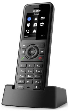 Bezdrátový kancelářský telefon s displejem zobrazujícím ikony a navigační tlačítka, umístěný na nabíjecí stanici.