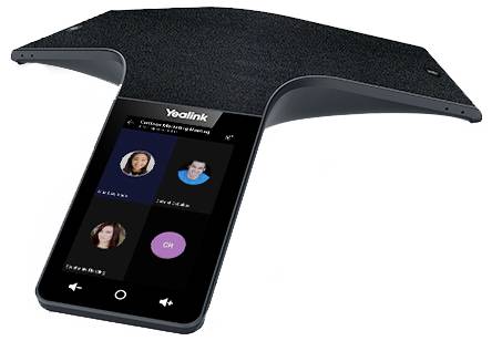Černý konferenční telefon Yealink s dotykovým displejem zobrazuje rozhraní video hovoru se čtyřmi profily účastníků a jejich jmény.