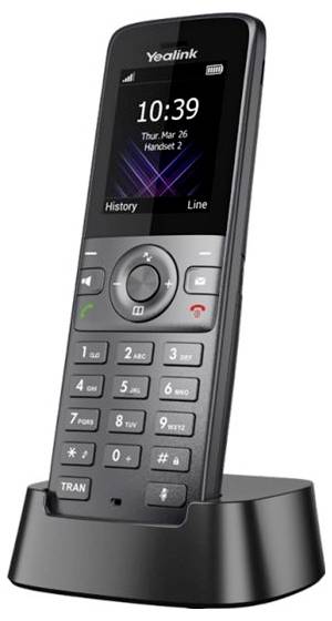 Bezdrátový telefon Yealink na nabíjecí stanici zobrazující čas "10:39" a datum "Čt, břez 26". Více tlačítek pro funkce volání.