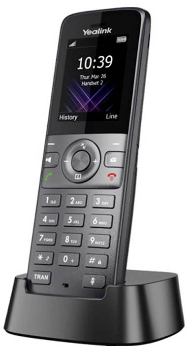 Bezdrátový kancelářský telefon s digitálním displejem zobrazujícím „10:39 čt. břez. 26 Handset 2" umístěný v nabíjecím stojanu.