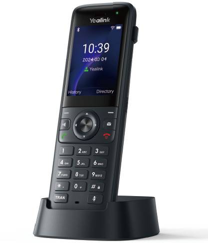 Černý bezdrátový telefon na dobíjecí stanici s časem "10:39" a datem "2024-03-04" zobrazeným na displeji a značkou "Yealink".