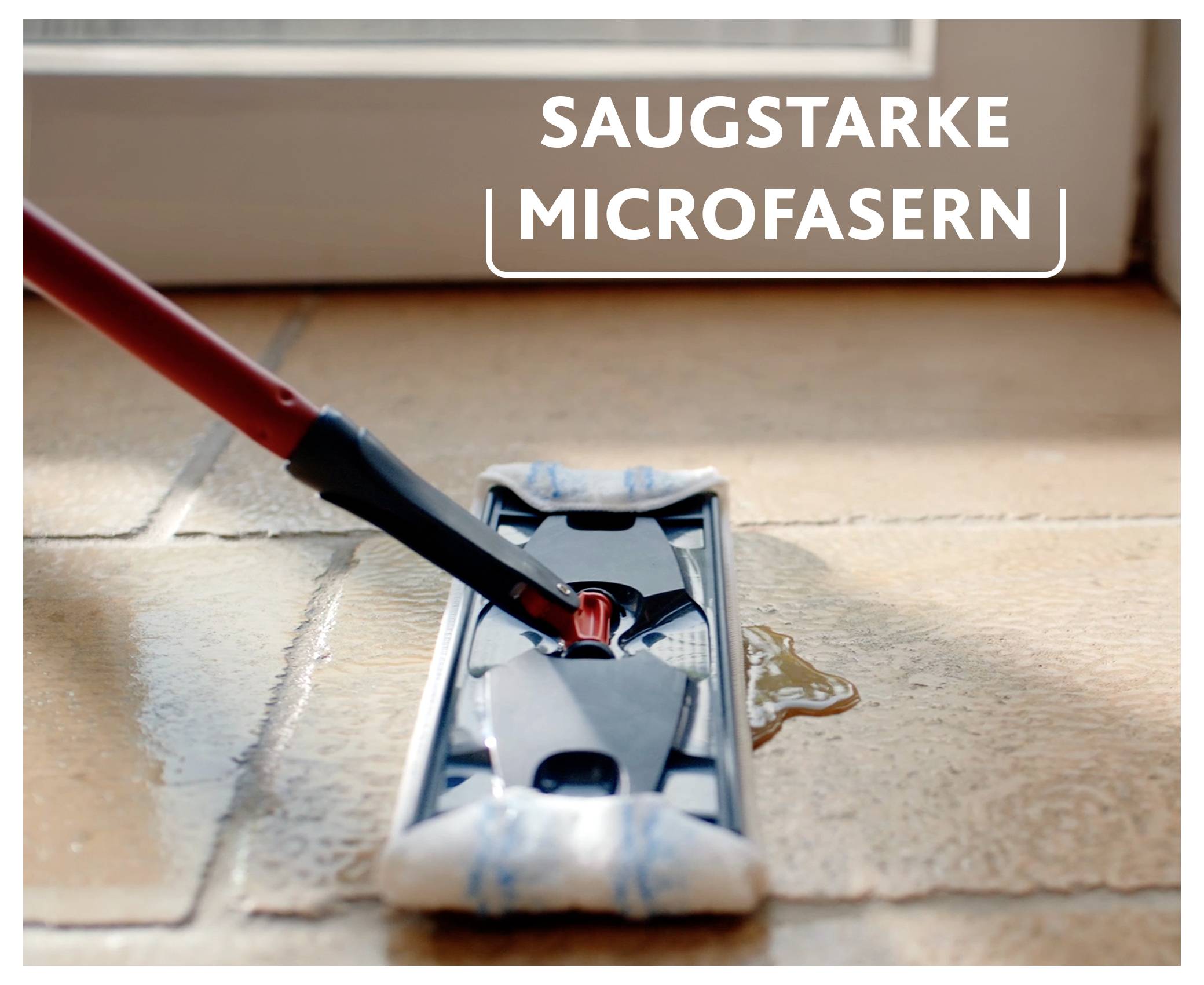 Mop s mikrovláknými podložkami čistící dlaždicovou podlahu s malou kaluží. Text zní "Absorpční mikrovlákna" ukazující absorpční mikrovlákna.