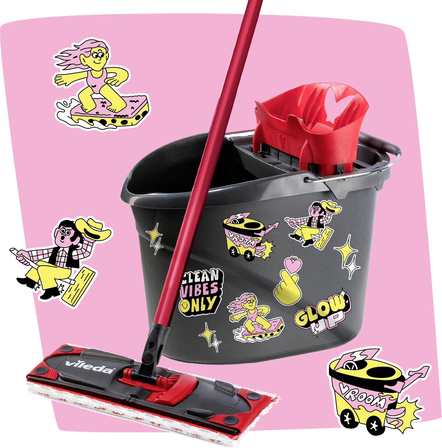 Černý kbelík na mop s červeným vytlačovačem a mopem s červenou rukojetí na růžovém pozadí, zdobený barevnými retro samolepkami a textem "CLEAN VIBES ONLY".