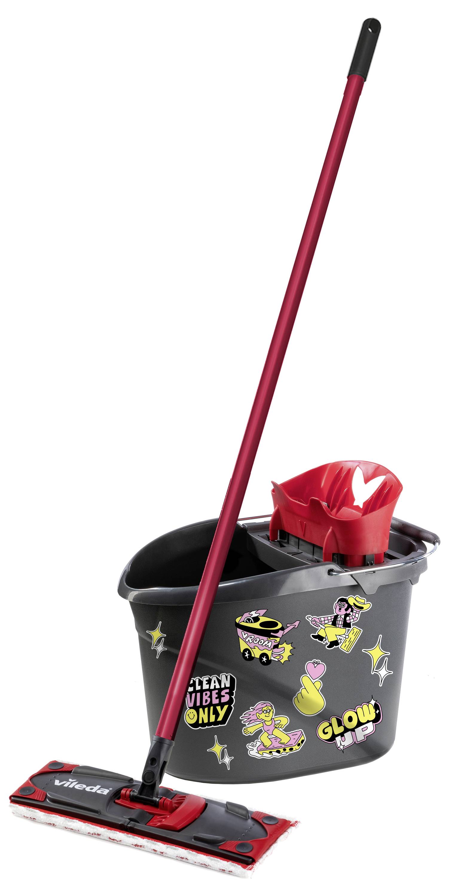 Červený sprejový mop přislonený k černému kbelíku s červeným odžimačem, označený "Italian style only" a "glow".
