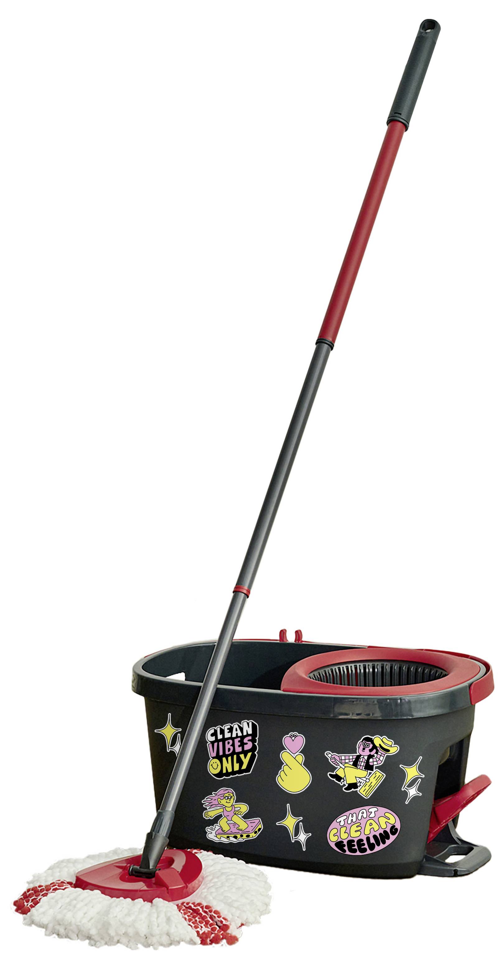 Sada na čištění se rotační mopem a kyblíkem s červeno-černým kyblíkem zdobeným nálepkami "Clean vibes only" a připevněnou hlavicí mopu.
