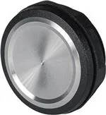 Kovový knoflík s texturovanou černou úchopností a leštěným stříbrným středem, typicky používaný pro řízení zvukové techniky nebo strojního zařízení.