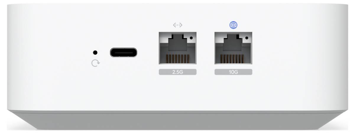 Bílé síťové zařízení s kulatým tlačítkem napájení, portem USB-C a porty Ethernet 2.5G a 10G na přední straně.