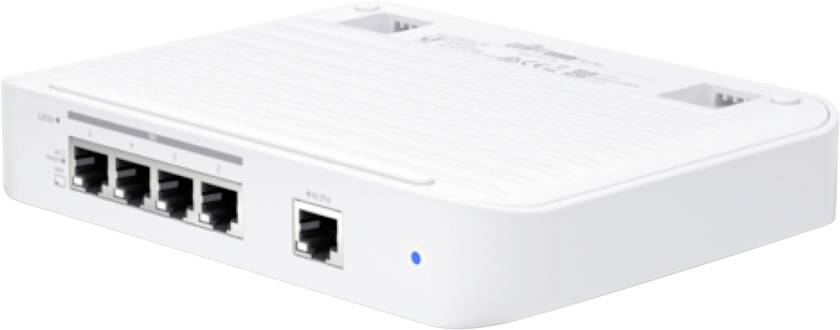 Bílý síťový přepínač se čtyřmi porty Ethernet a jedním portem napájení na bílém povrchu.