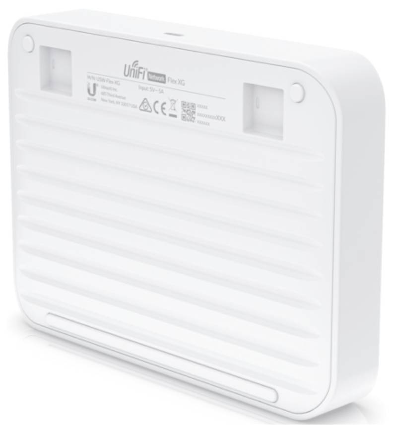 Bílé elektronické zařízení s vroubkovaným povrchem a sloty pro montáž na zeď, označené "UniFi Network Flex XG".