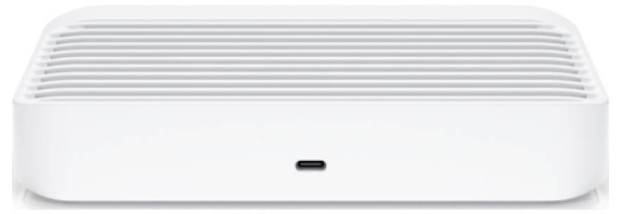 Bílé obdélníkové elektronické zařízení s předním portem USB-C a mřížkami na horní straně, pravděpodobně externí pevný disk nebo jednotka pro digitální úložiště.
