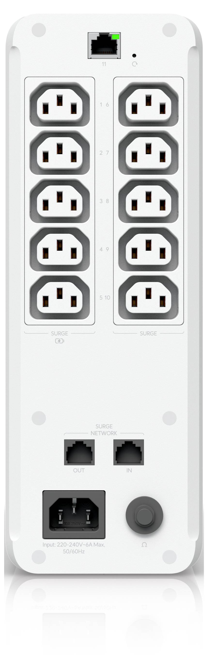 Zadní pohled na bílý nepřerušovaný zdroj napájení s osmi AC zásuvkami, dvěma porty Ethernet a připojením pro vstup/výstup napájení.