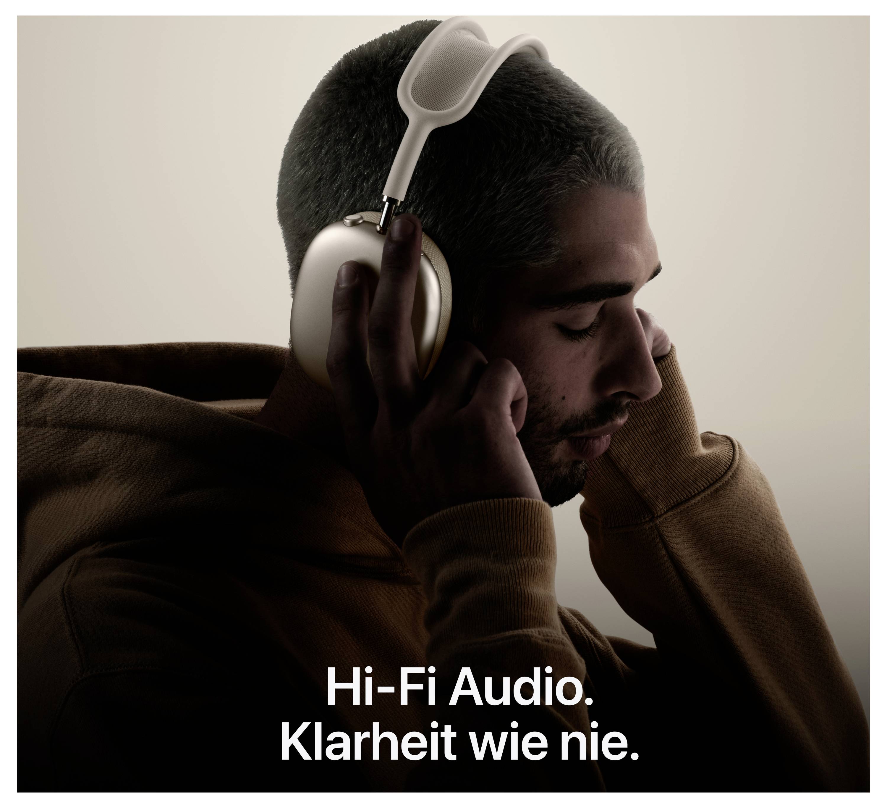 Osoba se sluchátky si užívá muziku. Pod ní je text „Hi-Fi Audio. Jasnost jako nikdy dřív." v popředí neutrálního pozadí.