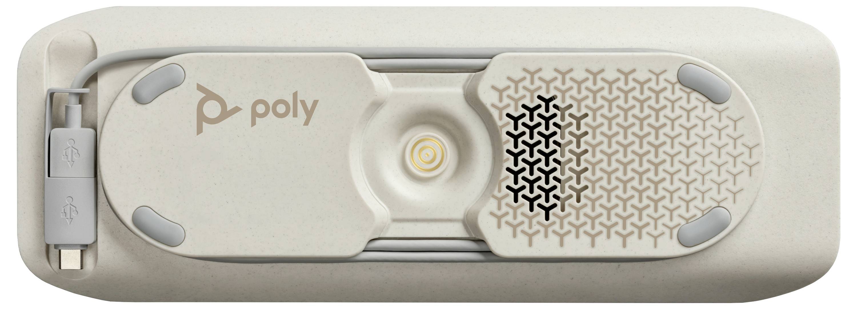 Pohled shora na bílý polyurethanový adaptér/dongle sluchátek USB-C značky Poly s centrálním tlačítkem a pletencovým kabelem, zobrazeným v balení.