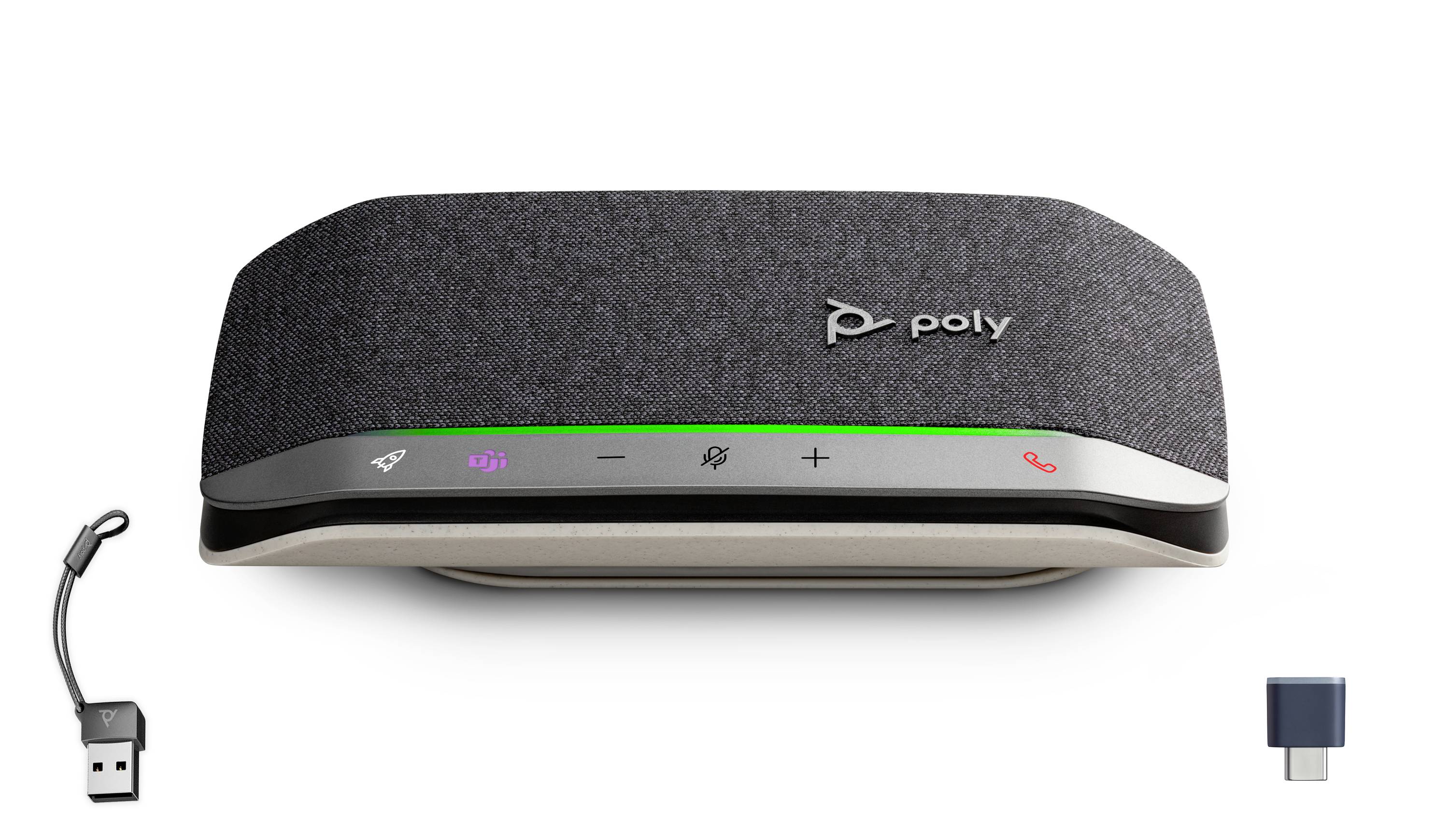 Polyfonický reproduktor s textilním povrchem a dotykovými ovládacími prvky, zobrazený s kabelem USB-A vlevo a adaptérem USB-C vpravo.