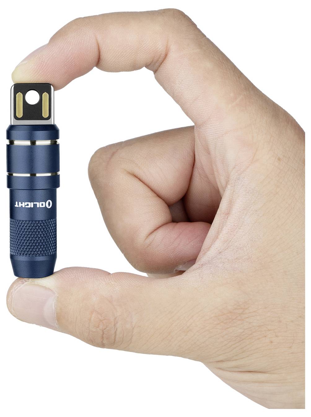 Ruka držící malou, válcovitou, modrou svítilnu mezi palcem a ukazovákem, na jejímž boku je vytištěn nápis "OLight".