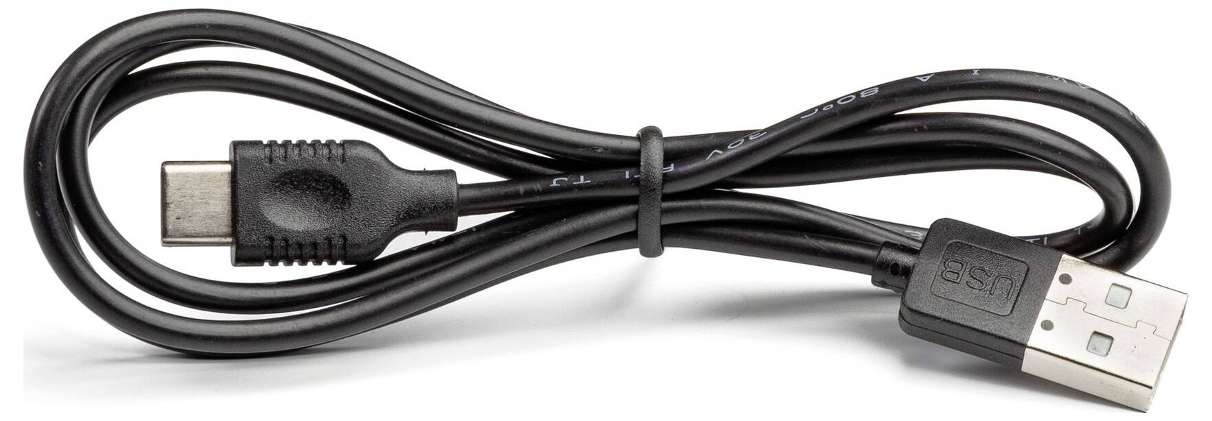 Černý kabel USB-C na USB-A, svinutý s oběma viditelným konektory, používaný k nabíjení a přenosu dat mezi zařízeními.