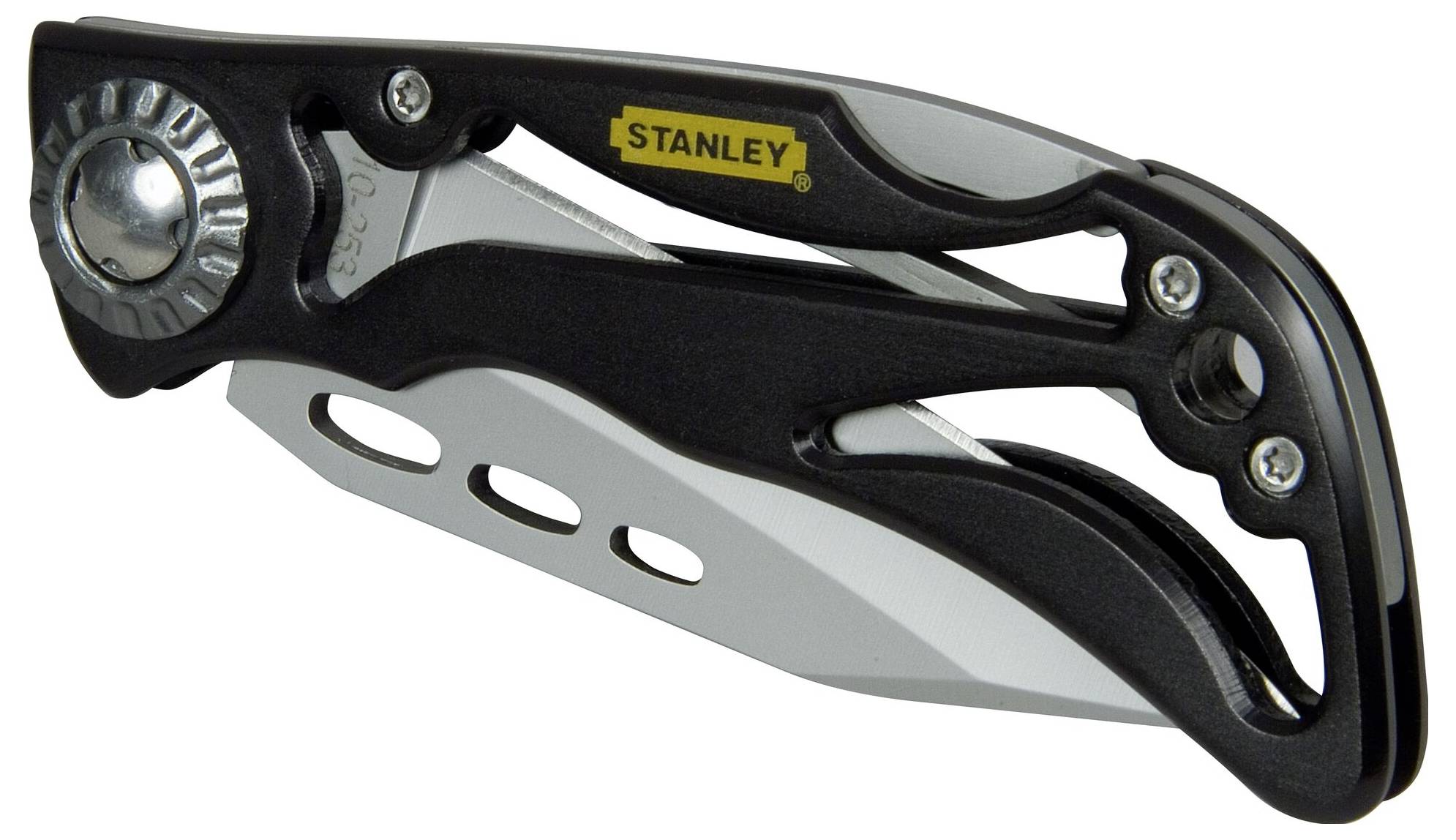 Černý a stříbrný skládací nůž Stanley s částečně vysunutou čepelí.