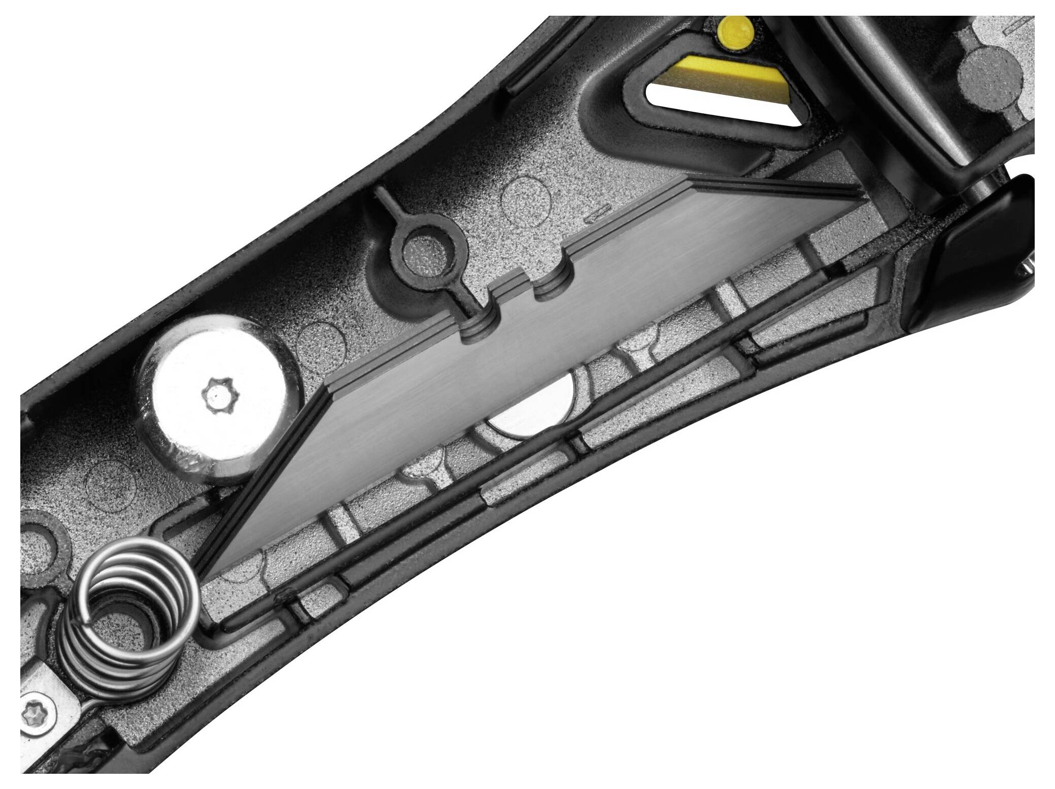 Detailní pohled na mechanickou součást ukazující vnitřní pohled s kovovými pružinami, ozubenými koly a čepelí držené v černém pouzdru.