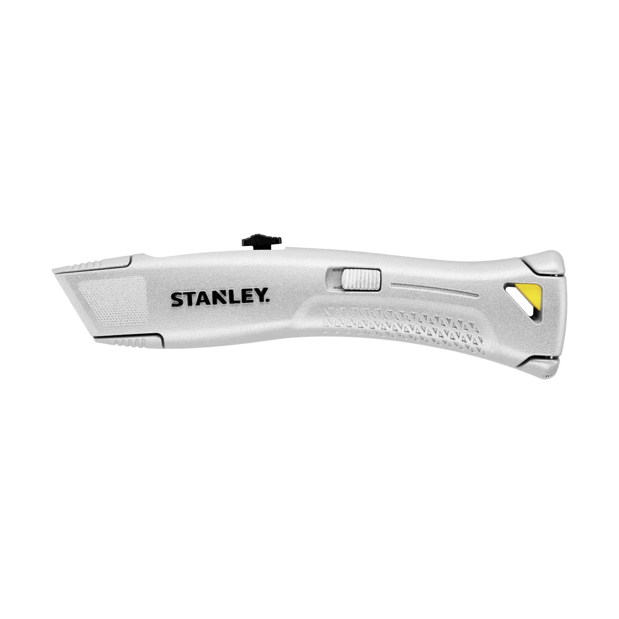Stříbrný univerzální nůž se sklopnou čepelí, ergonomickou rukojetí a logem "Stanley" vytištěným na boku.