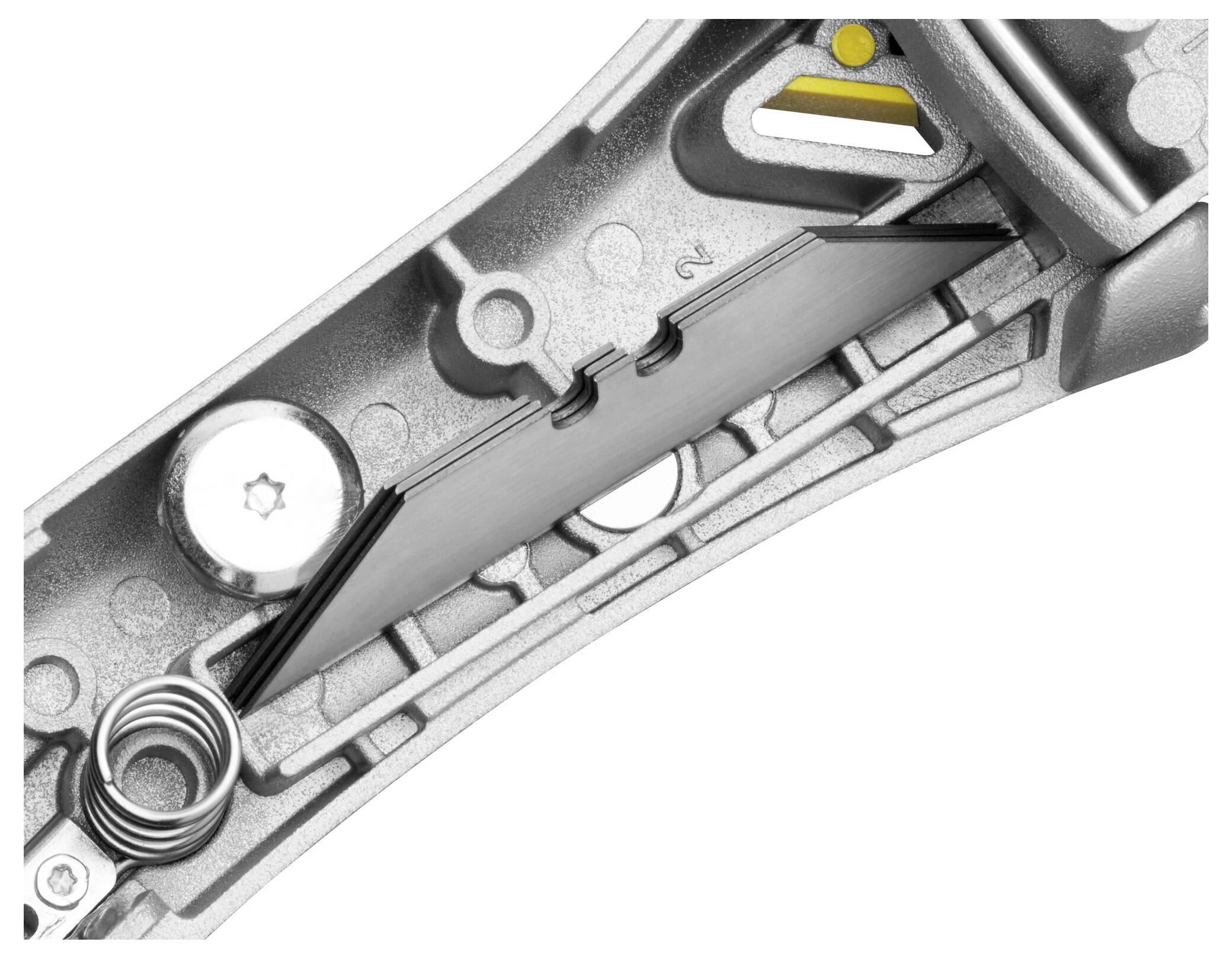 Detailní záběr mechanického zařízení ukazující vnitřní součásti jako pružiny, ozubená kola a páky, které zdůrazňují konstrukční nebo mechanické detaily.