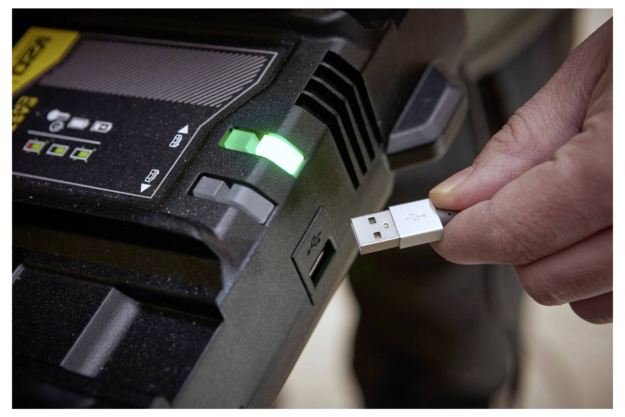 Osoba vloží USB flash disk do portu počítače. Počítač zobrazuje zelené světlo indikující stav napájení nebo připojení.