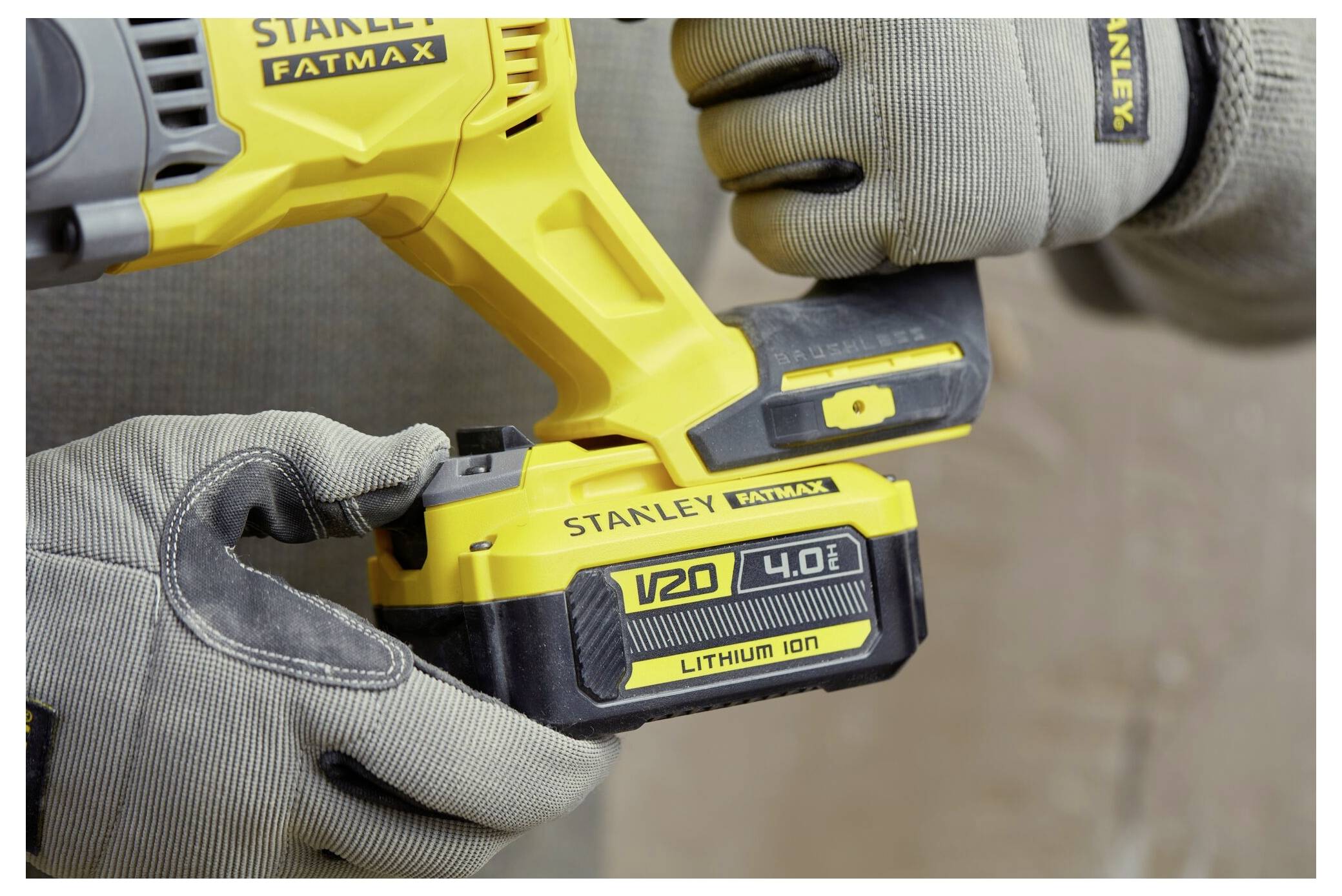 Černý a žlutý bezdrátový nárazový utahovák s logem DEWALT, vybavený baterií 18V a ergonomickým designem rukojeti.