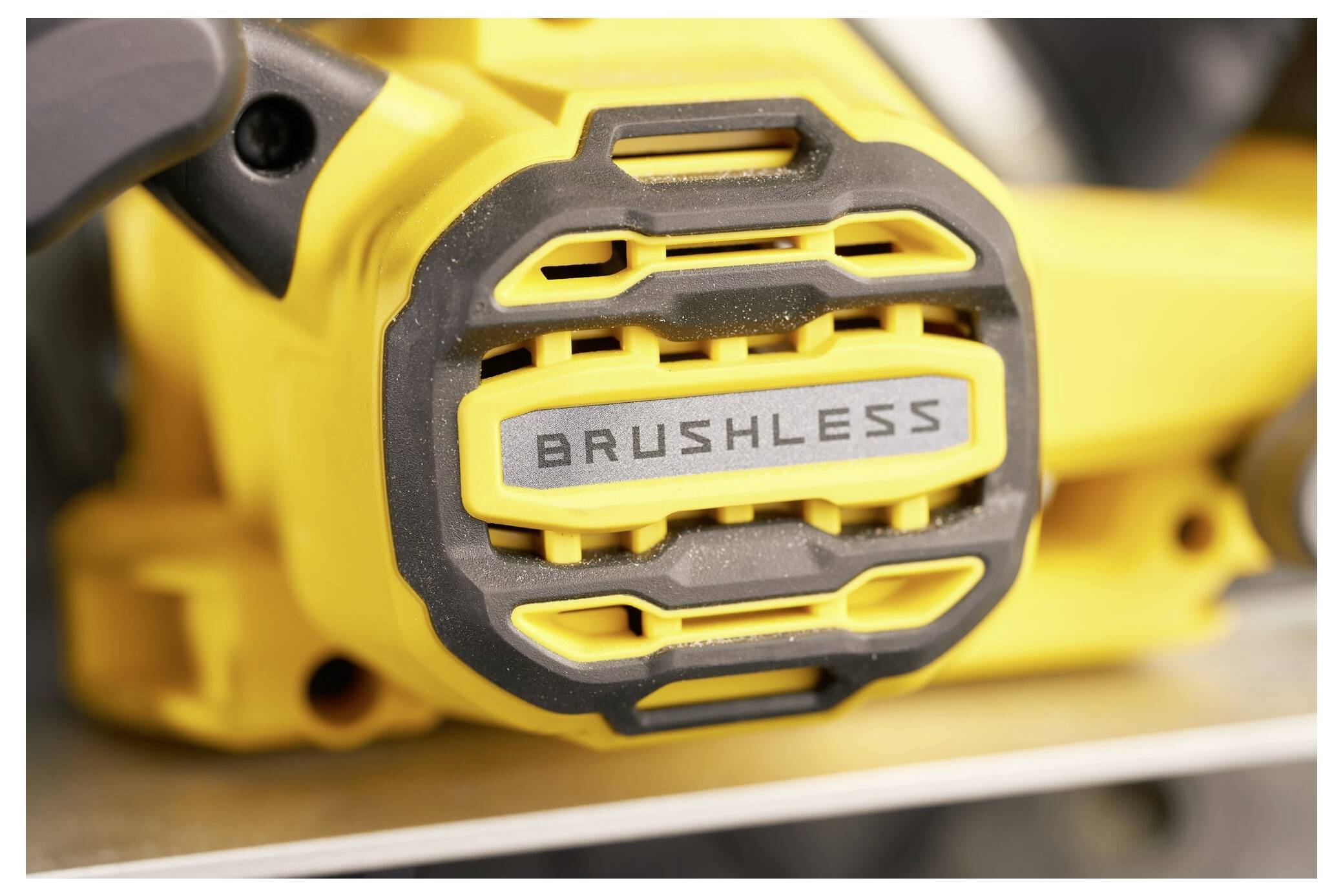Detailní záběr na žlutý nástroj označený „BRUSHLESS" s černými akcenty, který ukazuje, že používá motor bez kartáčů pro efektivní výkon.