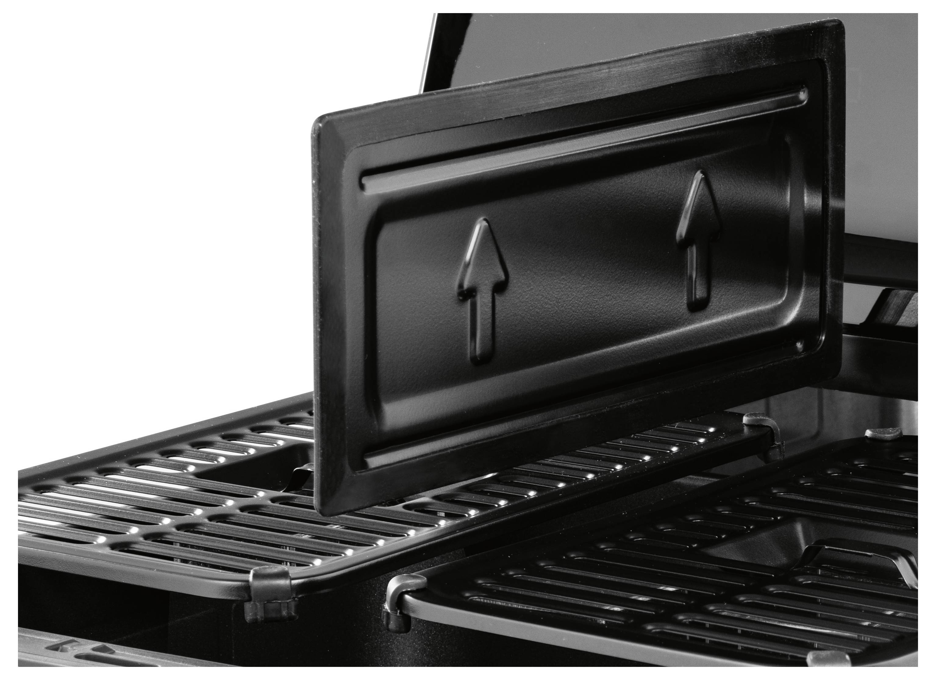Gril se snímatelným tácem vyznačeným dvěma vzestupnými šipkami, které označují jeho správné umístění nad grilovací plochou.