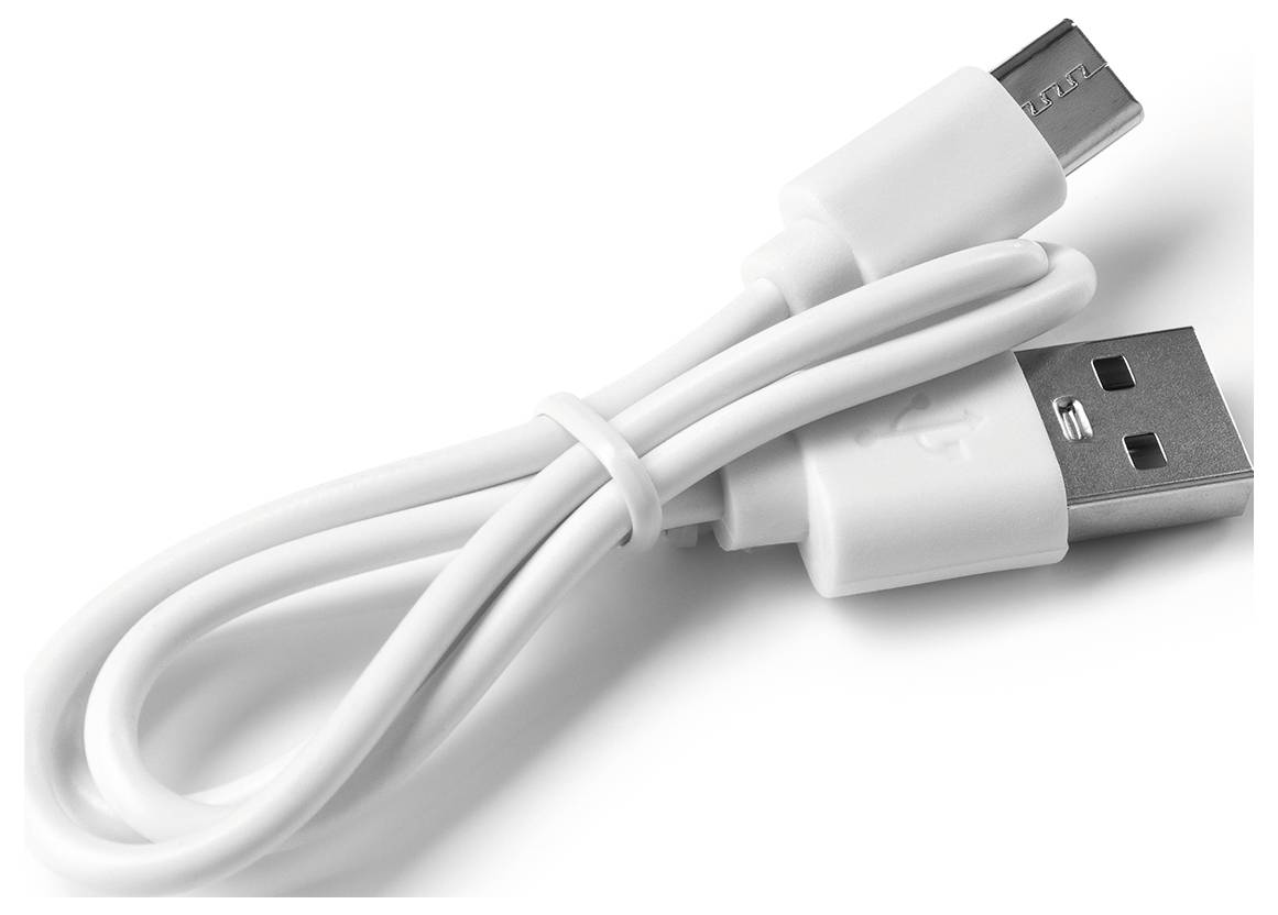 Bílý USB kabel s konektorem USB-A na jednom konci a konektorem micro-USB na druhém konci, úhledně svinutý.