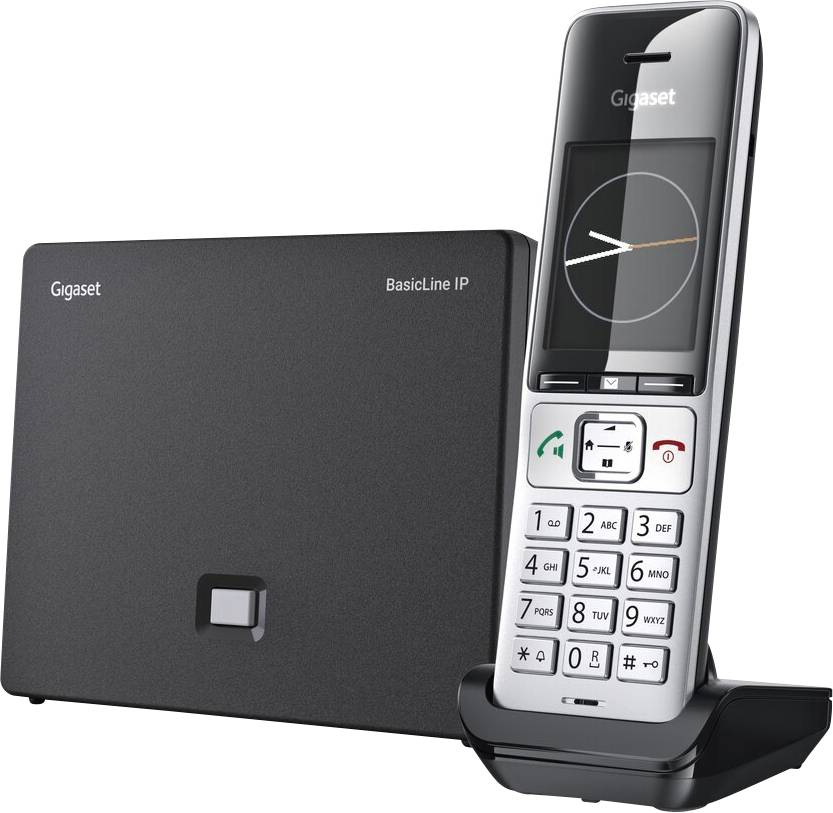 Bezdrátová telefonní souprava s přijímačem zobrazujícím hodiny na displeji, vedle nabíjecí základny označené 'Gigaset BasicLine IP'.