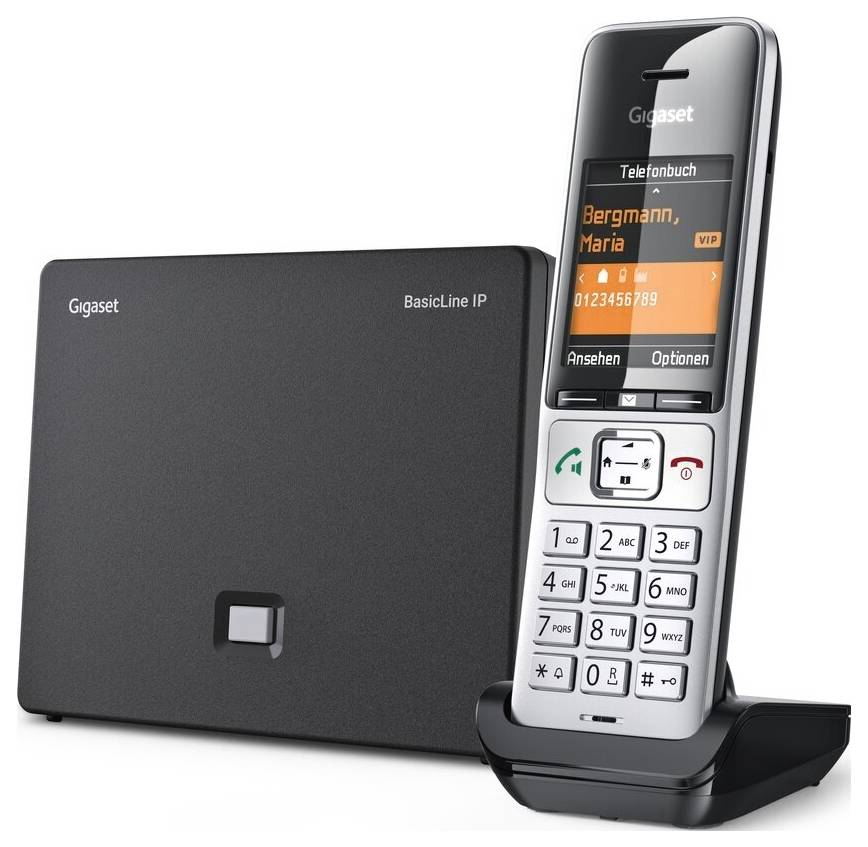 Bezdrátový telefon se základní stanicí. Displej sluchátka zobrazuje kontakt jménem "Bergmann, Maria". Základna je označena "Gigaset BasicLine IP".