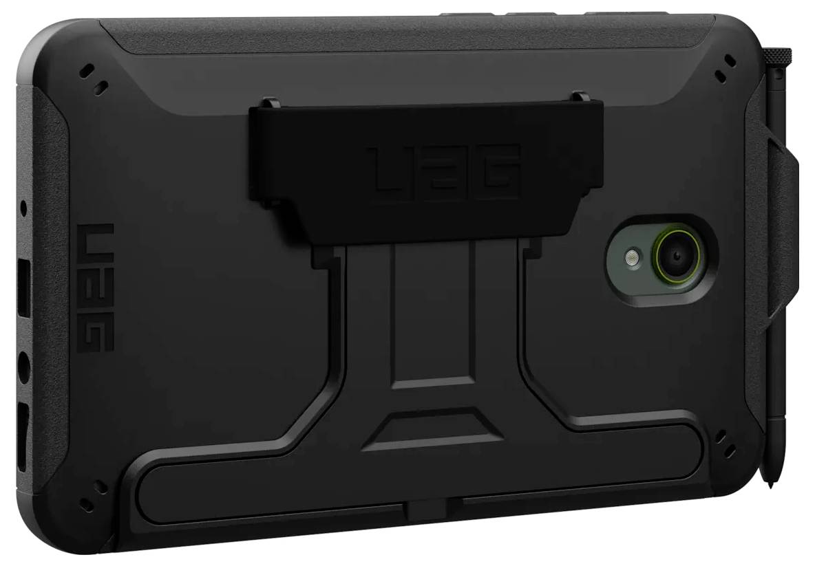Odolný černý kryt na tablet se integrovaným popruhem na ruku a otvorem pro zadní kameru, pohled zezadu.