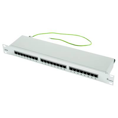 24portový ethernetový síťový přepínač s číslovannými porty na přední straně a dvěma zelenými kabely připojenými nahoře