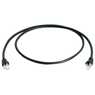 Černý ethernetový síťový kabel s konektory RJ45 na obou koncích, svinutý na bílém pozadí.