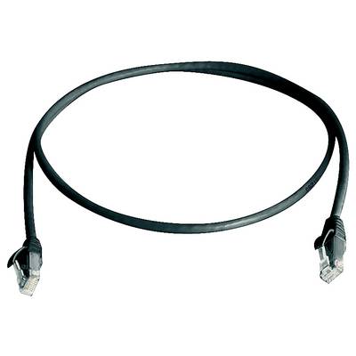 Černý ethernetový kabel s konektory RJ45 na obou koncích, stočený do oválného tvaru na bílém pozadí.