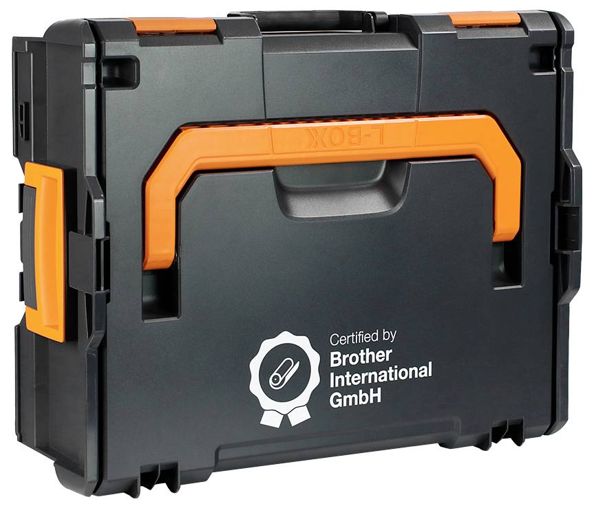 Černý a oranžový tvrdý kufr s rukojetí, označený "Certified by Brother International GmbH".