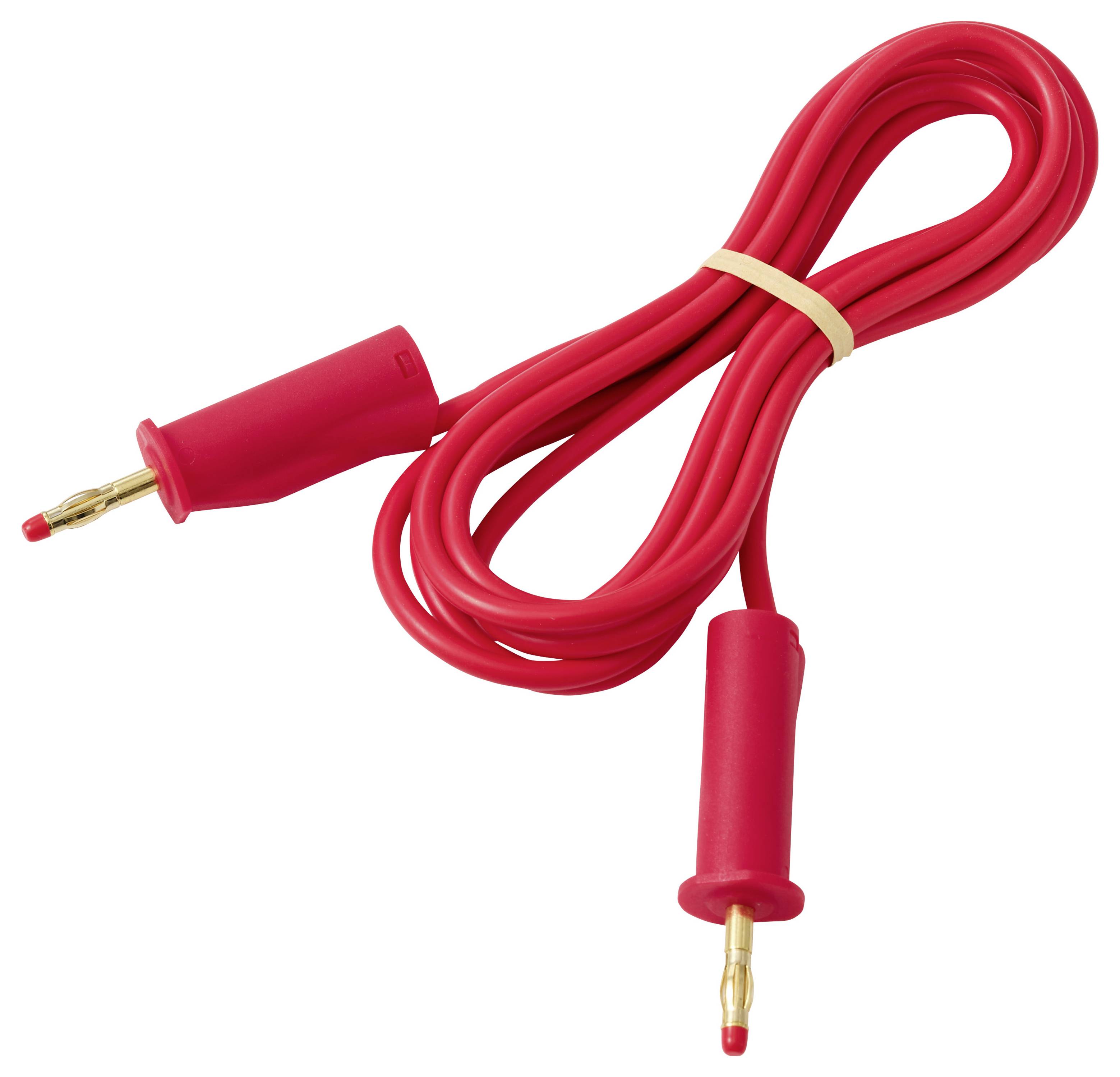 Červený izolovaný elektrický testovací kabel s banánovými konektory na obou koncích, svinutý a svázaný na bílém pozadí.