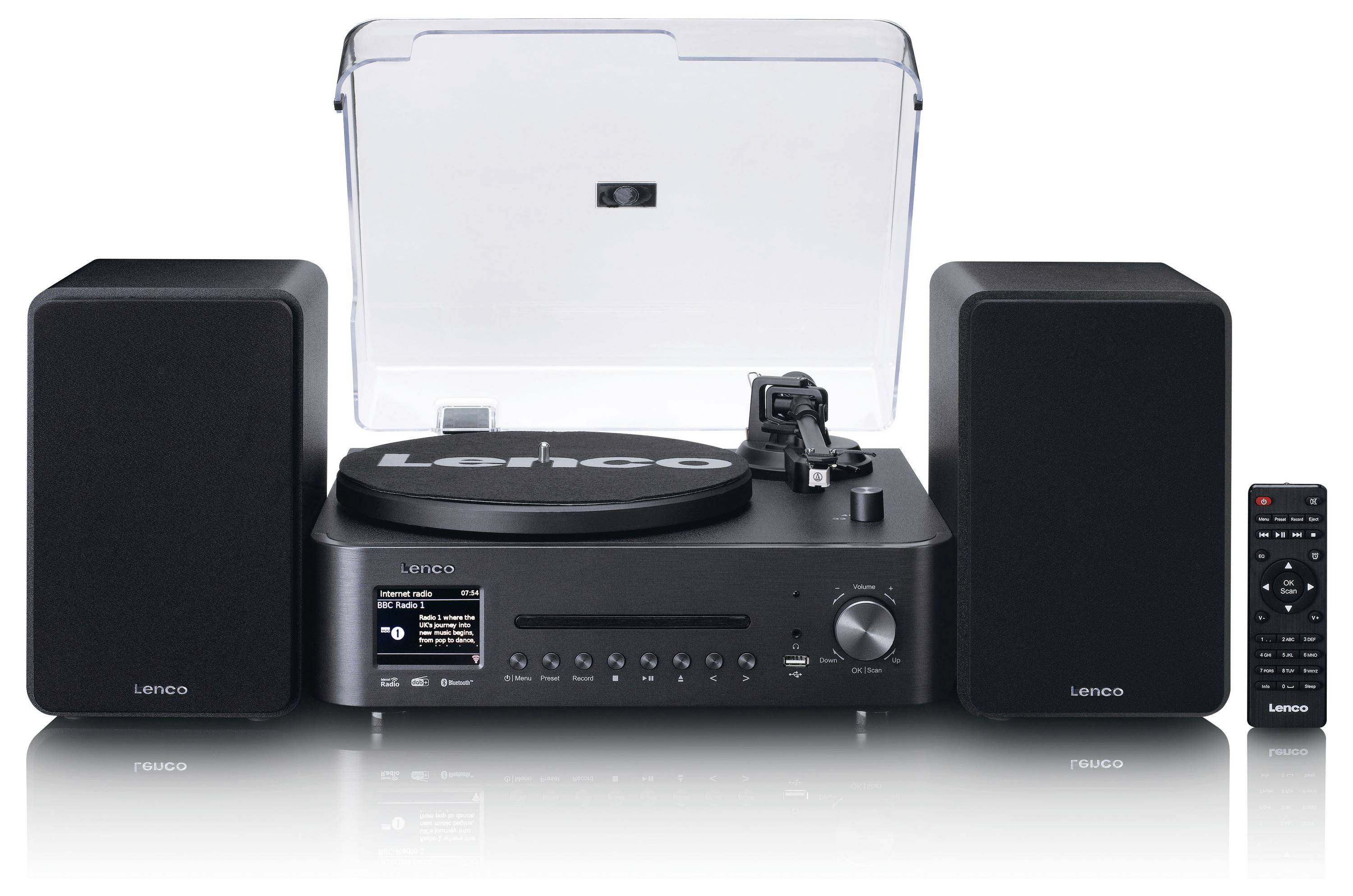 Gramofon s dvěma černými reproduktory a průhledným krytem, vybavený digitálním displejem, ovládacími knoflíky a dálkovým ovladačem.