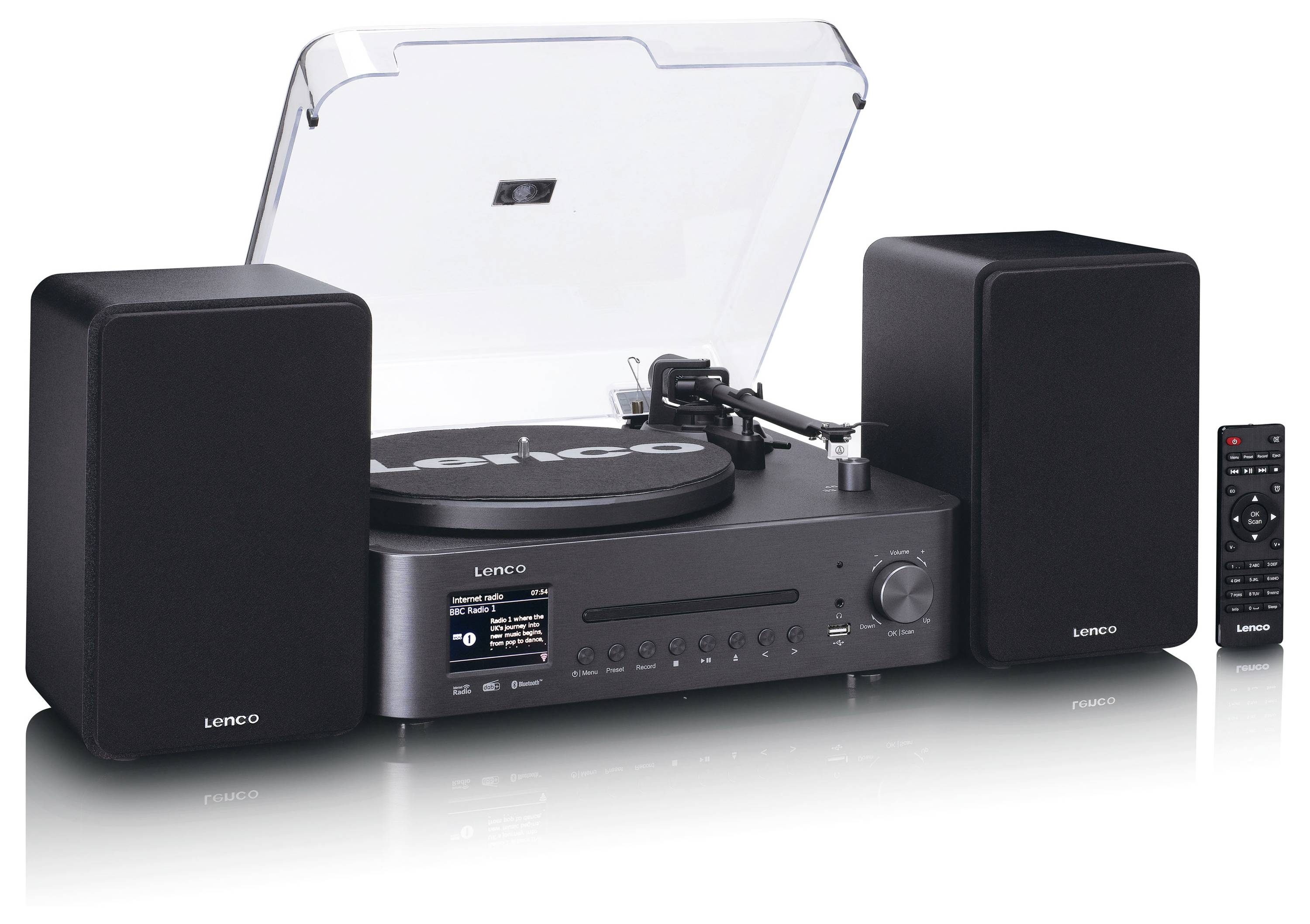 Černý gramofon se dvěma reproduktory a dálkovým ovladačem. Gramofon má průhledný kryt proti prachu a digitální displej.